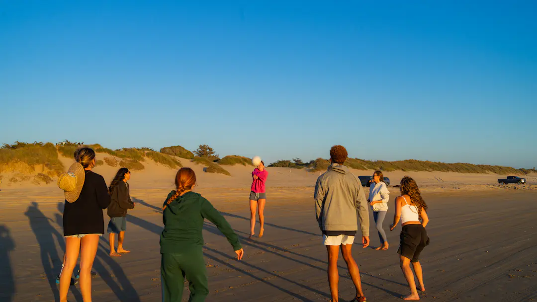Freunde spielen gemeinsam am Strand