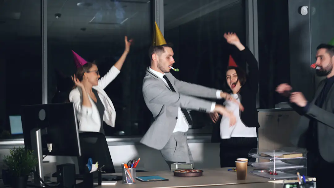 Kollegen feiern gemeinsam im Büro