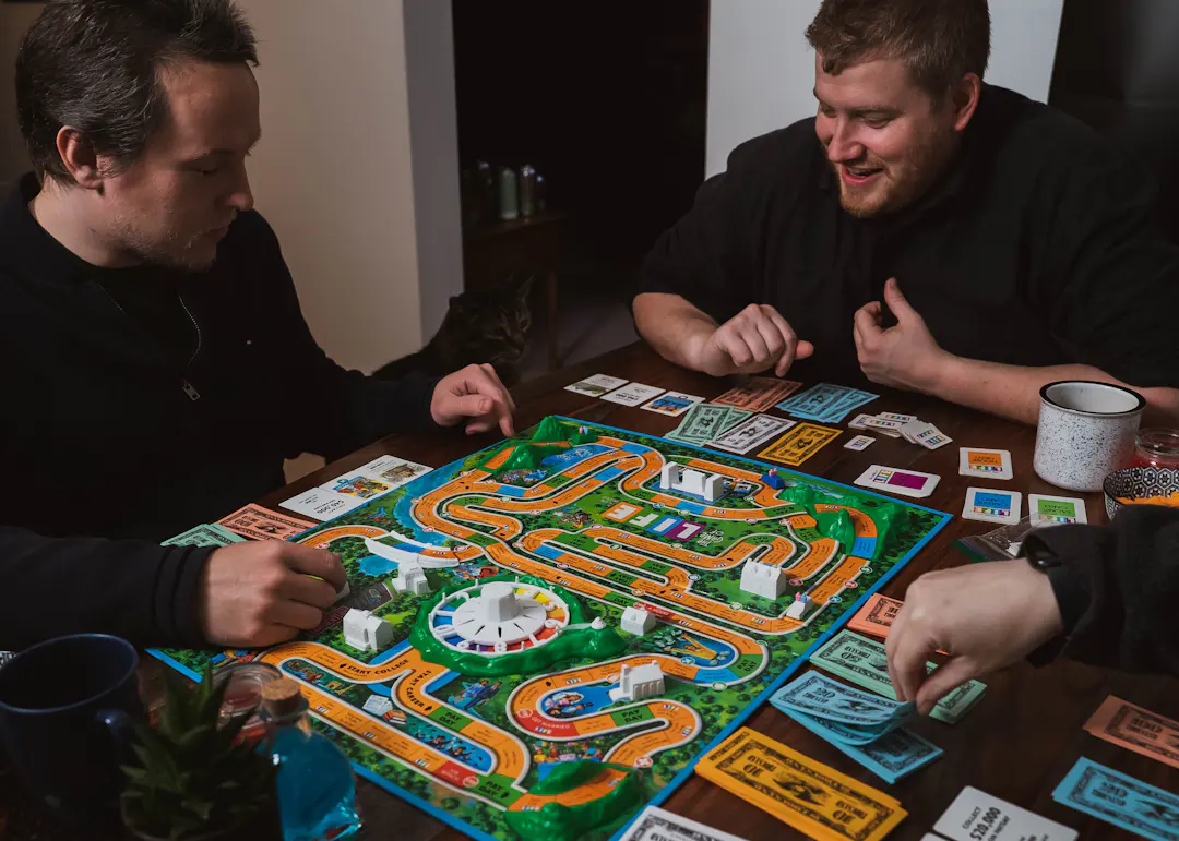 Familie und Freunde spielen gemeinsam ein Brettspiel zuhause