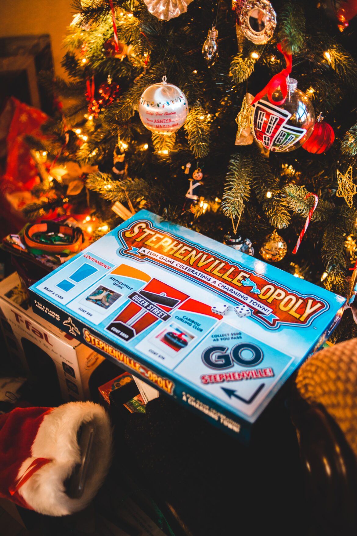 Brettspiele und Geschenke unter einem geschmückten Weihnachtsbaum