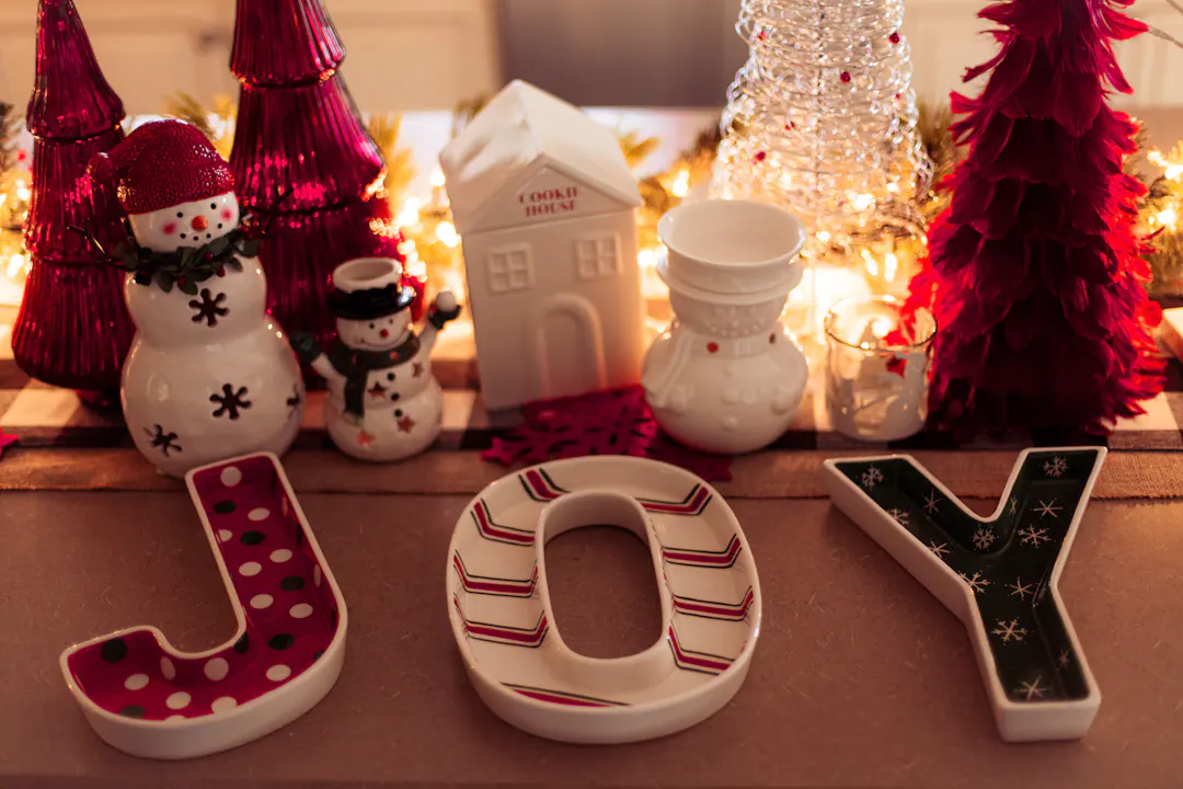 Weihnachtlich gedeckter Tisch als Symbol für Spiele an Weihnachten