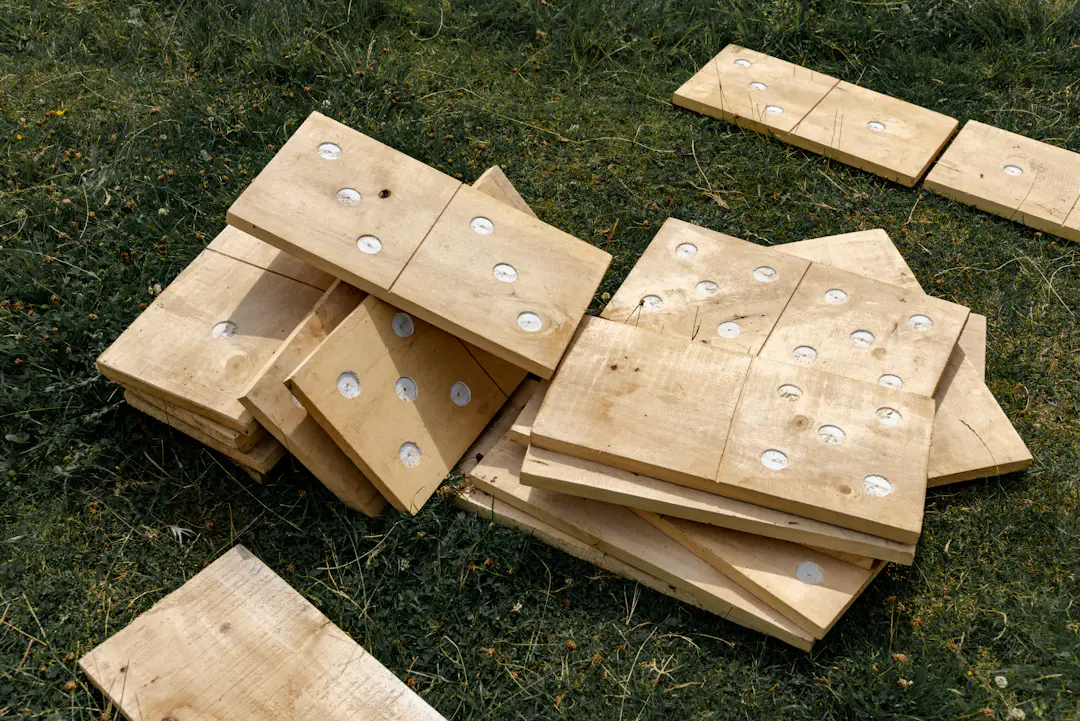 Holzmaterial für selbst gebaute Wurfspiele auf einer Wiese